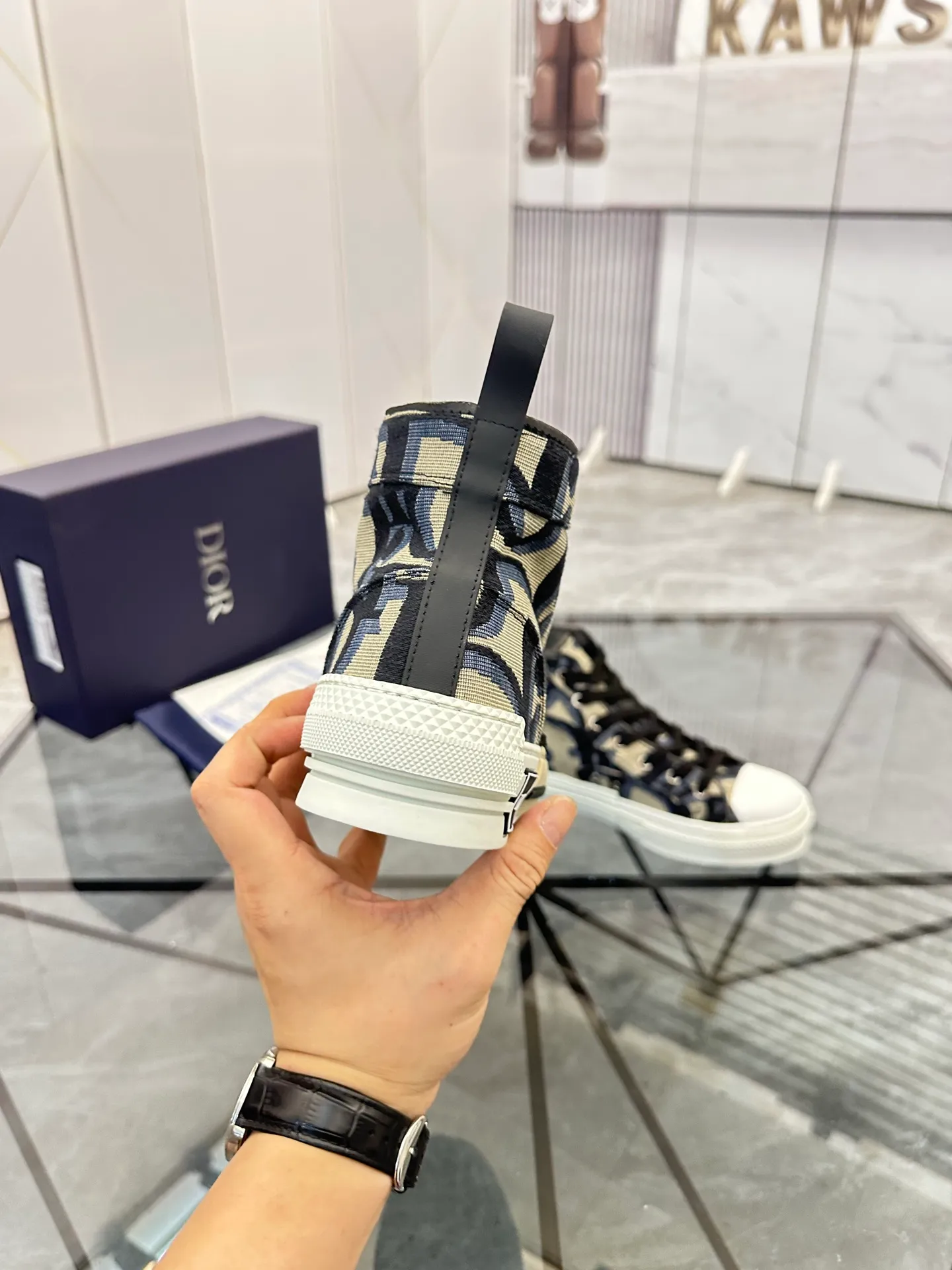 Selling men's shoes 💰: 💰P460¥ Product trademark: Dio* "Dior*" high-top casual shoes Regular size: 36-45 (can be customized to 46) Couple style B23 Product materials: Upper imported original fabric, breathable lining, original outsole. No.: 007